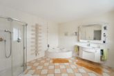 Wrestedt - Wieren | Modernes Einfamilienhaus mit zahlreichen Raffinessen & hochwertiger Ausstattung - Großes Vollbad mit Dusche und großer Badewanne