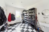 Wrestedt - Wieren | Modernes Einfamilienhaus mit zahlreichen Raffinessen & hochwertiger Ausstattung - Zugang von der Garage in den großzügigen Abstellraum mit Waschebecken