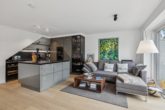 Offene Küche mit angrenzendem Wohnbereich - Norderstedt | Moderne, lichtdurchflutete Doppelhaushälfte mit luxuriöser Gaggenau Design Küche wartet auf Sie!