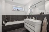 Hochwertiges Vollbad - Norderstedt | Moderne, lichtdurchflutete Doppelhaushälfte mit luxuriöser Gaggenau Design Küche wartet auf Sie!