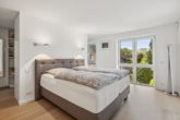 Schlafzimmer mit angrenzender Ankleide - Norderstedt | Moderne, lichtdurchflutete Doppelhaushälfte mit luxuriöser Gaggenau Design Küche wartet auf Sie!