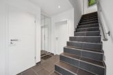 Treppenaufgang zum Obergeschoss - Norderstedt | Moderne, lichtdurchflutete Doppelhaushälfte mit luxuriöser Gaggenau Design Küche wartet auf Sie!