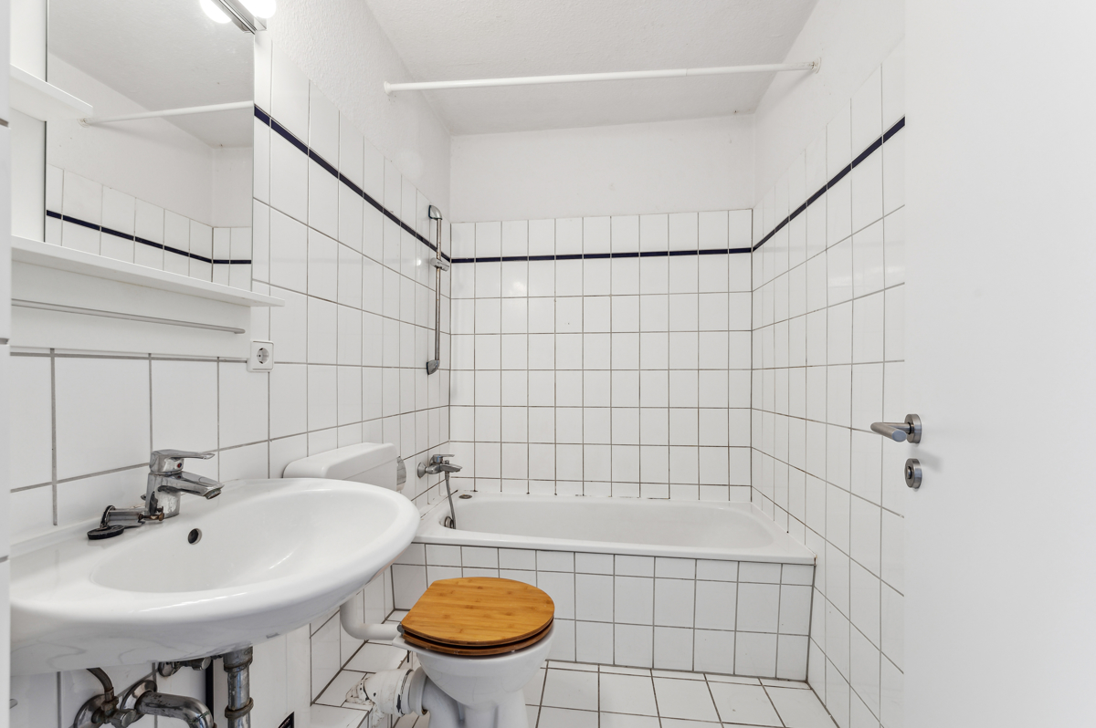 Hell gefliestes Badezimmer