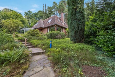 Charmantes Einfamilienhaus auf einem Hanggrundstück, 21465 Wentorf bei Hamburg, Einfamilienhaus