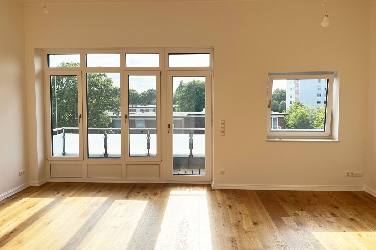 mit Zugang zum Balkon