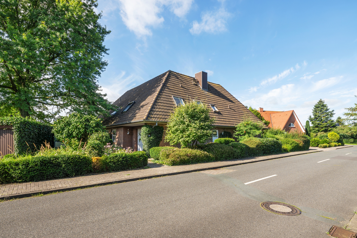 Doppelgarage vor dem Haus