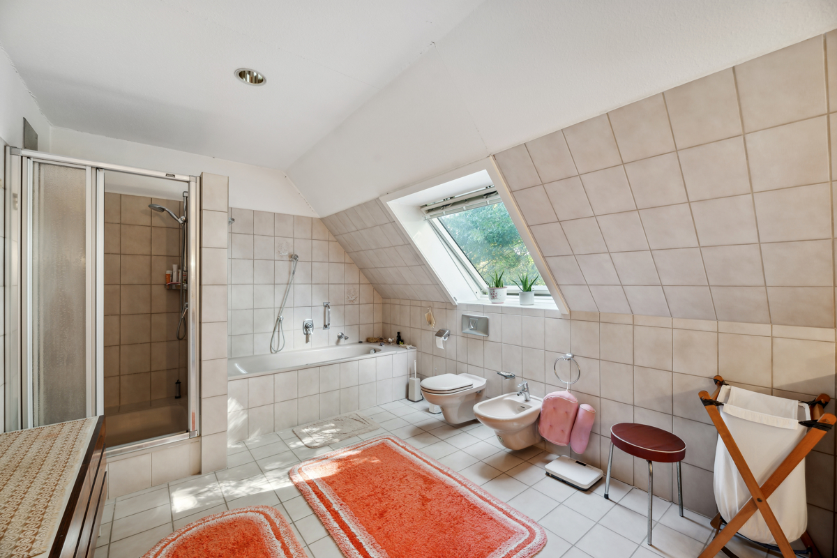 Geräumiges Vollbad mit Dusche
