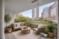 Geschützter Balkon mit Südausrichtung und Blick in den Innenhof visuell möbliert