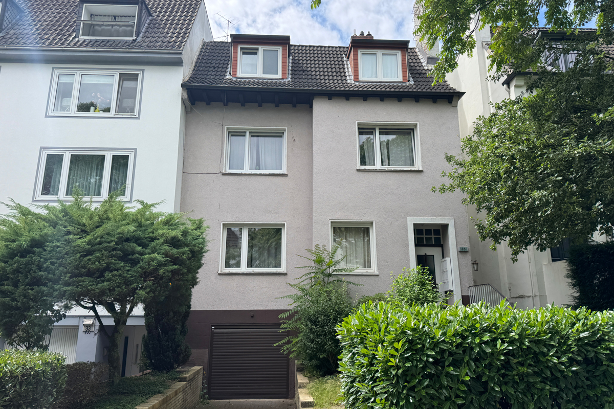 Ansicht Straße mit Garage