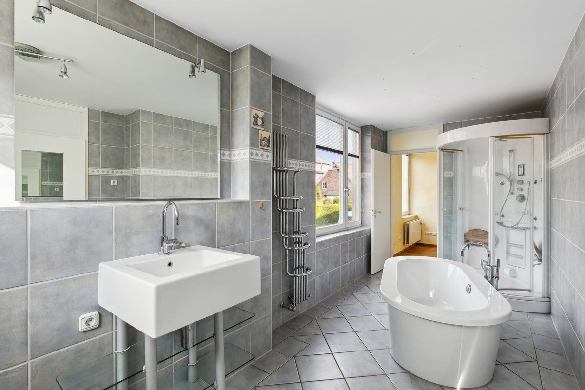 Großes Badezimmer