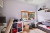 Norderstedt - Harksheide | Freistehendes Einfamilienhaus mit Einliegerwohnung auf Traumgrundstück - Büro im Erdgeschoss