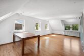 Norderstedt - Harksheide | Freistehendes Einfamilienhaus mit Einliegerwohnung auf Traumgrundstück - Wohnzimmer im OG