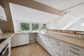 Norderstedt - Harksheide | Freistehendes Einfamilienhaus mit Einliegerwohnung auf Traumgrundstück - Küche im Obergeschoss