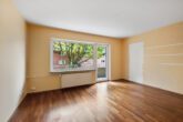 Hamburg - Niendorf | Charmante 3-Zimmer-Wohnung mit Loggia wartet auf die Realisierung Ihrer Wohnträume! - Geräumiges und lichterfülltes Wohnzimmer