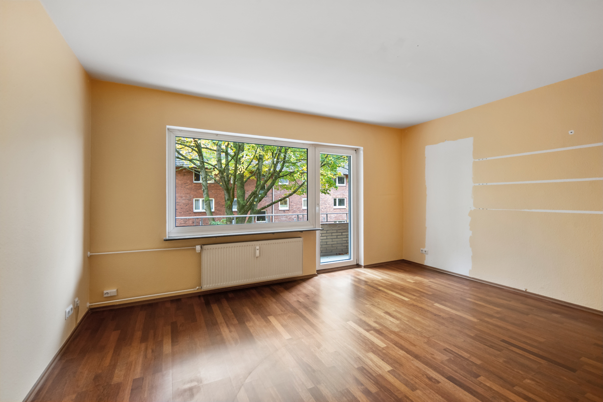 Geräumiges und lichterfülltes Wohnzimmer