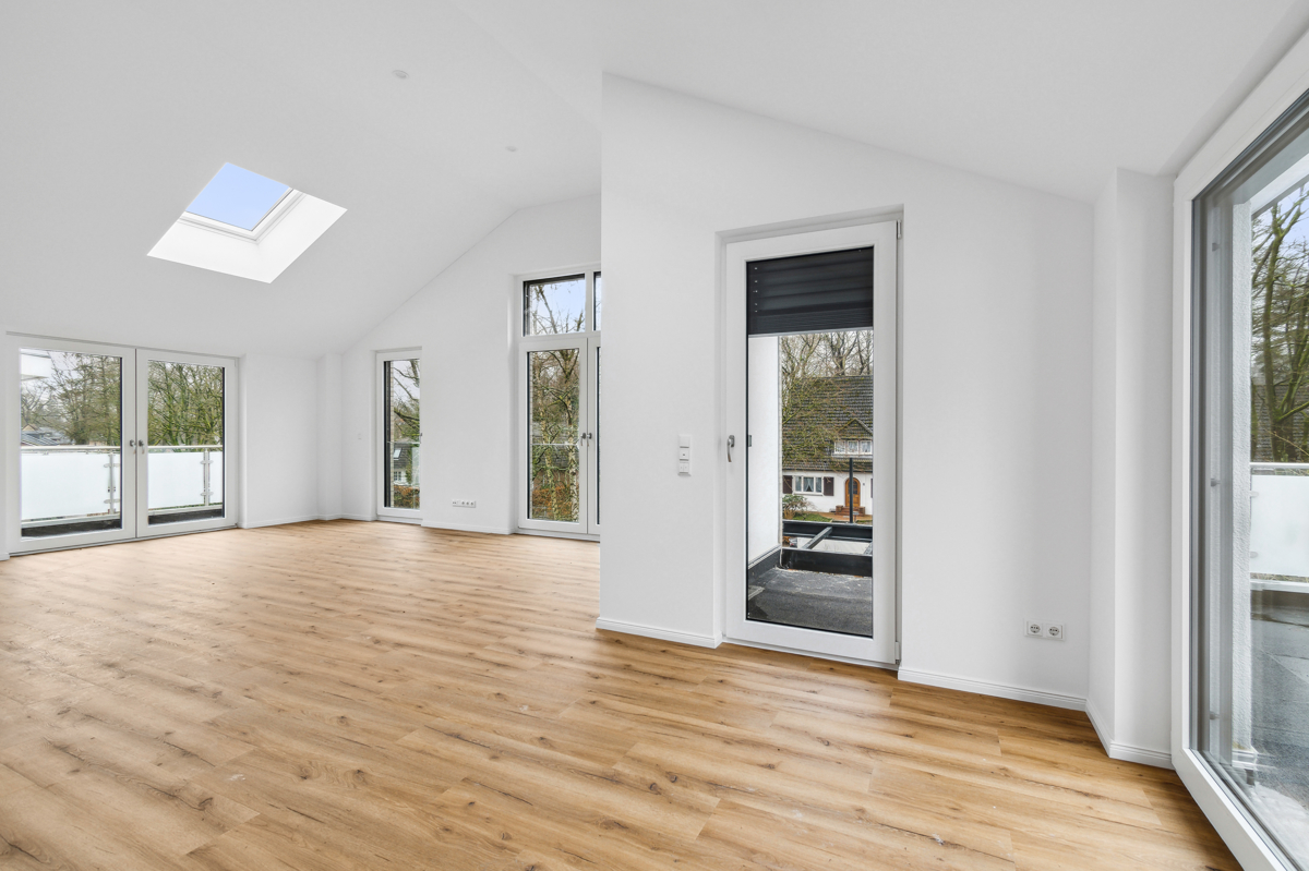Bodentiefe Fenster mit Jalousien
