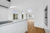Hamburg - Sülldorf | Exklusives Penthouse mit drei Dachterrassen und hochwertiger Ausstattung - Offener Blick ins Wohnzimmer