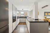 Einbauküche - Hamburg Wellingsbüttel | Moderne Erdgeschosswohnung mit sonniger Terrasse und Tiefgaragenstellplatz