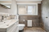 Duschbad - Hamburg Wellingsbüttel | Moderne Erdgeschosswohnung mit sonniger Terrasse und Tiefgaragenstellplatz