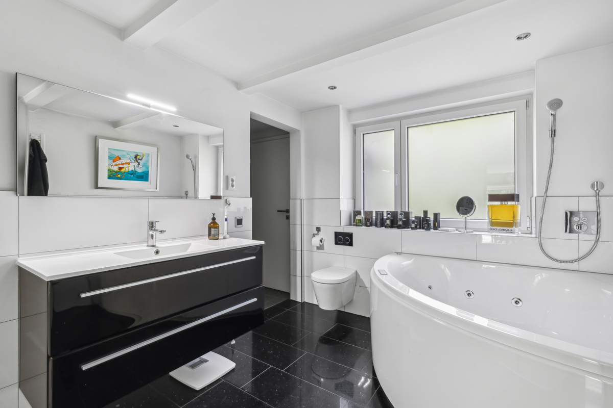 Wohneinheit 2 - Badezimmer I