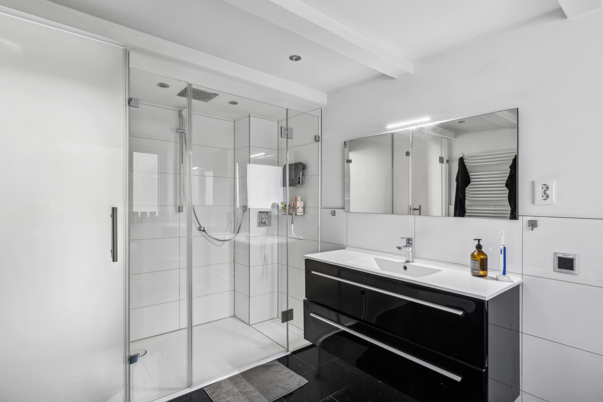 Wohneinheit 2 - Badezimmer II