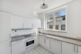 Gut geschnittene Küche mit Potenzial - Hamburg – Ottensen | Ihr neues Zuhause mit Elbblick – traumhafte Wohnung an der Elbchaussee