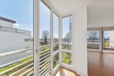 Viel Tageslicht durch bodentiefe Fenster - Hamburg – Ottensen | Ihr neues Zuhause mit Elbblick – traumhafte Wohnung an der Elbchaussee