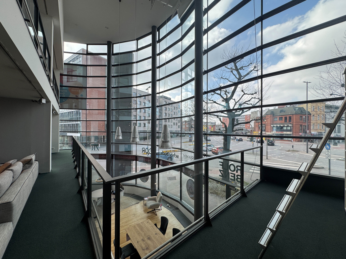 Vorderhaus Glasfront