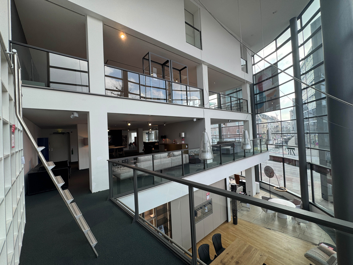 Vorderhaus Glasfront