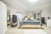 Eltern Schlafzimmer im 1. Obergeschoss - Neuwertige Doppelhaushälfte: familienfreundlich mit großem Garten