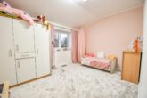 Zweites Kinderzimmer im 1. Obergeschoss - Neuwertige Doppelhaushälfte: familienfreundlich mit großem Garten