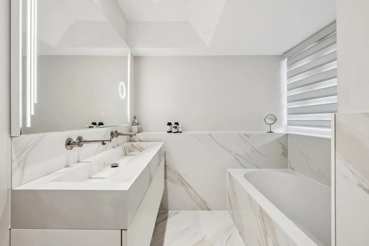 Tageslicht-Vollbad mit Badewanne und Dusche (OG)