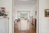 Blick vom Esszimmer in den Wohnbereich - Hamburg-Harvestehude | Altbauvilla mit drei Wohneinheiten und Ausbaupotenzial in exklusiver Lage