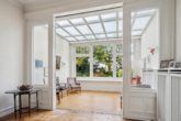 Blick in den Wintergarten - Hamburg-Harvestehude | Altbauvilla mit drei Wohneinheiten und Ausbaupotenzial in exklusiver Lage