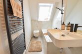 Hamburg-Sülldorf | Anheimelnd und stilvoll sanierte Maisonette-Wohnung mit großem Südbalkon - Badezimmer