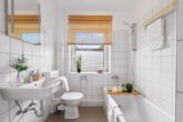 Eckernförde | Traumhafte 3-Zimmer-Wohnung mit Loggia in herrlich ruhiger Lage - Renoviertes helles Badezimmer