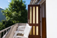 Balkon und Zugang zu einer weiteren Wohneinheit