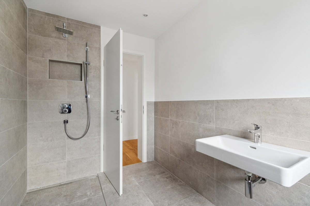 Modernes Duschbad