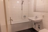 Bad mit Wanne - Modernisierte Wohnung mit großem Balkon und Stellplatz