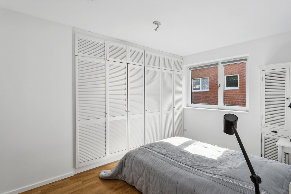 Schlafzimmer mit praktischen Einbauschrank