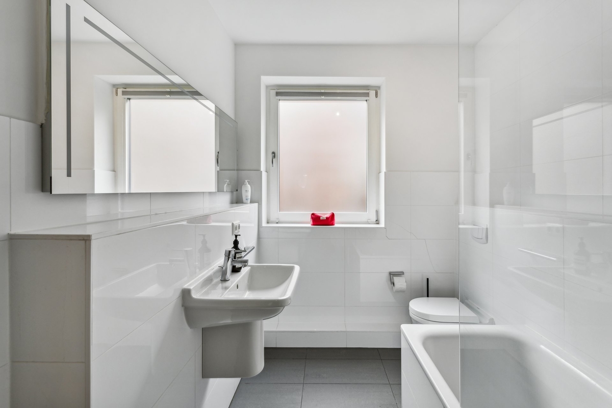 Helles Badezimmer
