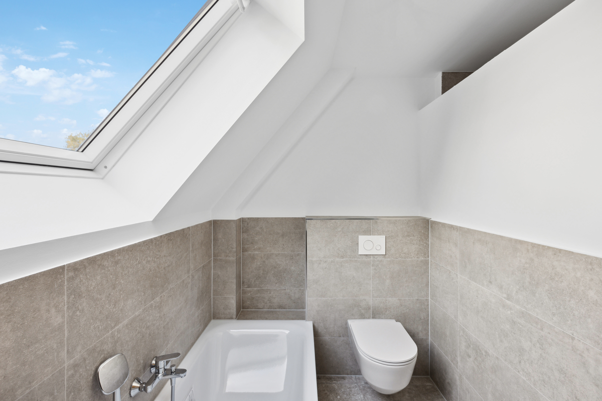 mit Badewanne und sep. Dusche