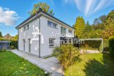 Hausansicht - Hamburg Poppenbüttel | Neuwertiges 4-Zimmer-Einfamilienhaus mit schönem Garten und Carport
