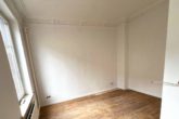 Schlafzimmer mit Stuck - Brunsbüttel | Gut vermietetes Mehrfamilienhaus mit 9 Einheiten in zentraler Lage von Brunsbüttel