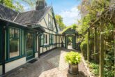 Hamburg - Ohlstedt | Außergewöhnliche Landhausvilla mit charmanter Aufteilung im Grünen - Seitlicher Hauseingang