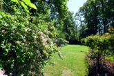 Hamburg - Wohldorf-Ohlstedt | Charmante Landhausvilla auf zwei Ebenen mit einem liebevoll angelegten Garten im Grünen - sonniger Garten