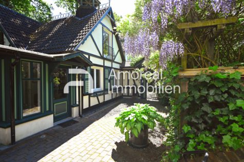 Hamburg – Wohldorf-Ohlstedt | Charmante Landhausvilla auf zwei Ebenen mit einem liebevoll angelegten Garten im Grünen, 22397 Hamburg, Einfamilienhaus