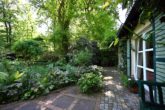 Hamburg - Wohldorf-Ohlstedt | Charmante Landhausvilla auf zwei Ebenen mit einem liebevoll angelegten Garten im Grünen - Gartenidyll