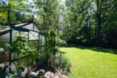 Hamburg - Wohldorf-Ohlstedt | Charmante Landhausvilla auf zwei Ebenen mit einem liebevoll angelegten Garten im Grünen - Uneinsehbarer und
