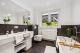 Hochwertiges Vollbad mit sep. Dusche - PROVISIONSFREI | Hamburg Volksdorf | Gut geschnittener und modern ausgestatteter Bungalow